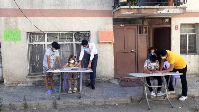 Yaşadığı sokakta mahallenin çocuklarına ders çalıştırıyor